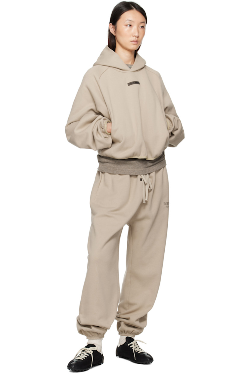 Cotton-blend fleece sweatpants.

· Drawstring at elasticized waistband
· Two-pocket styling
· Logo patch at front
· Reflective logo bonded at leg
· Elasticized cuffs

Supplier color: Timber