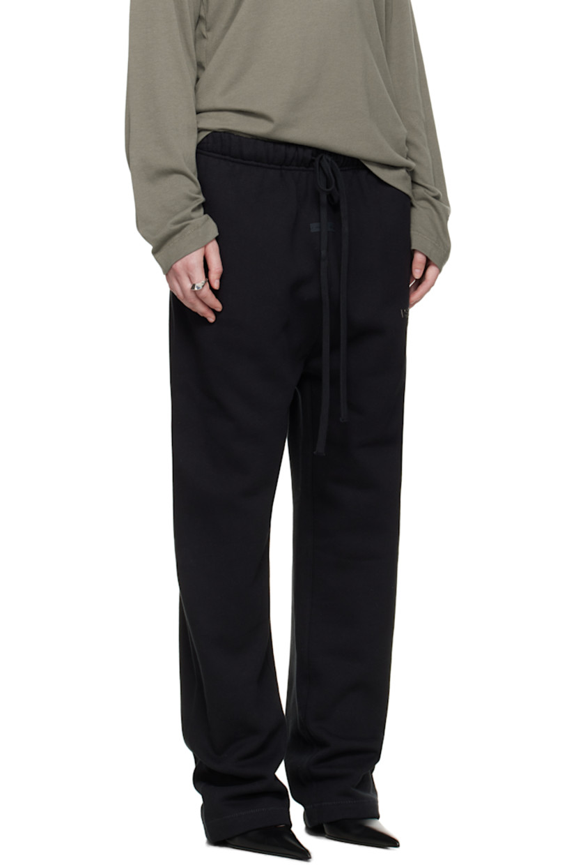 Cotton-blend fleece lounge pants. 

· Drawstring at elasticized waistband
· Two-pocket styling
· Rubber logo patch at front
· Bonded logo at leg 

Supplier color: Jet black