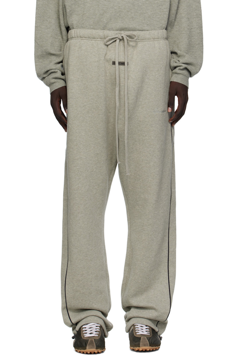 Cotton-blend fleece sweatpants.

· Drawstring at elasticized waistband
· Two-pocket styling
· Rubber logo patch at front
· Logo embroidered at leg
· Bungee-style drawstring at cuffs
· Piping at outseams and back

Supplier color: Concrete heather/Black piping