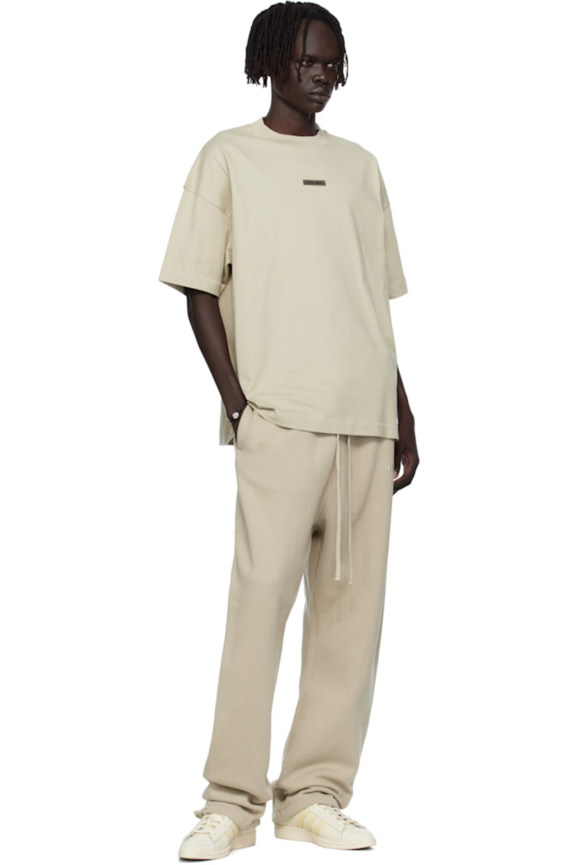 Cotton-blend fleece sweatpants.

· Drawstring at elasticized waistband
· Two-pocket styling
· Rubber logo patch at front
· Logo bonded at leg
· Bungee-style drawstring at cuffs

Supplier color: Abbey stone