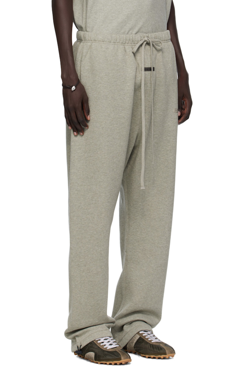 Cotton-blend fleece sweatpants.

· Drawstring at elasticized waistband
· Two-pocket styling
· Rubber logo patch at front
· Logo bonded at leg
· Bungee-style drawstring at cuffs

Supplier color: Concrete heather