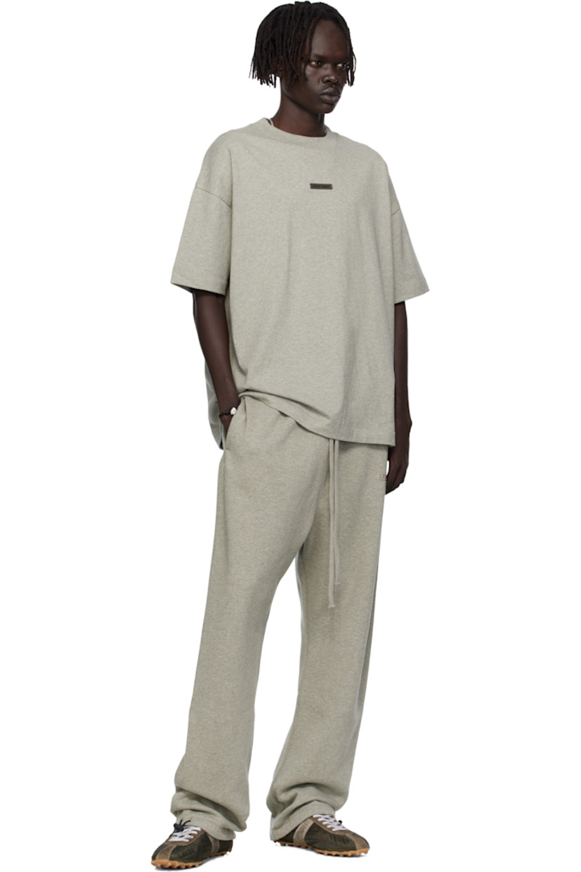 Cotton-blend fleece sweatpants.

· Drawstring at elasticized waistband
· Two-pocket styling
· Rubber logo patch at front
· Logo bonded at leg
· Bungee-style drawstring at cuffs

Supplier color: Concrete heather