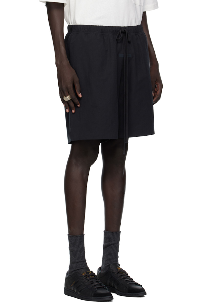 Padded cotton oxford cloth shorts.

· Drawstring at elasticized waistband
· Two-pocket styling
· Rubber logo patch at front
· Full mesh lining 

Supplier color: Jet black