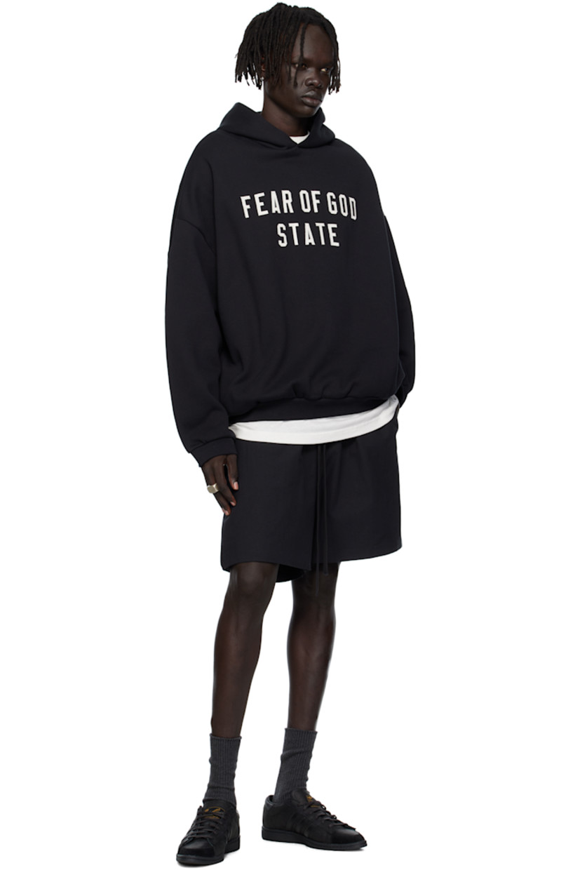 Padded cotton oxford cloth shorts.

· Drawstring at elasticized waistband
· Two-pocket styling
· Rubber logo patch at front
· Full mesh lining 

Supplier color: Jet black