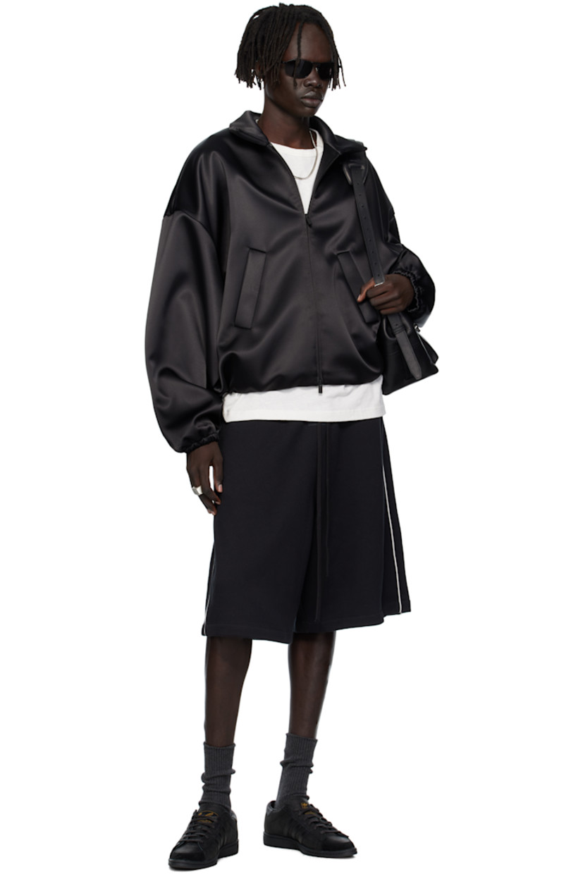 Cotton-blend fleece shorts.

· Drawstring at elasticized waistband
· Two-pocket styling
· Rubber logo patch at front
· Logo embroidered at leg
· Piping at outseams and back

Supplier color: Jet black/Cloud white piping