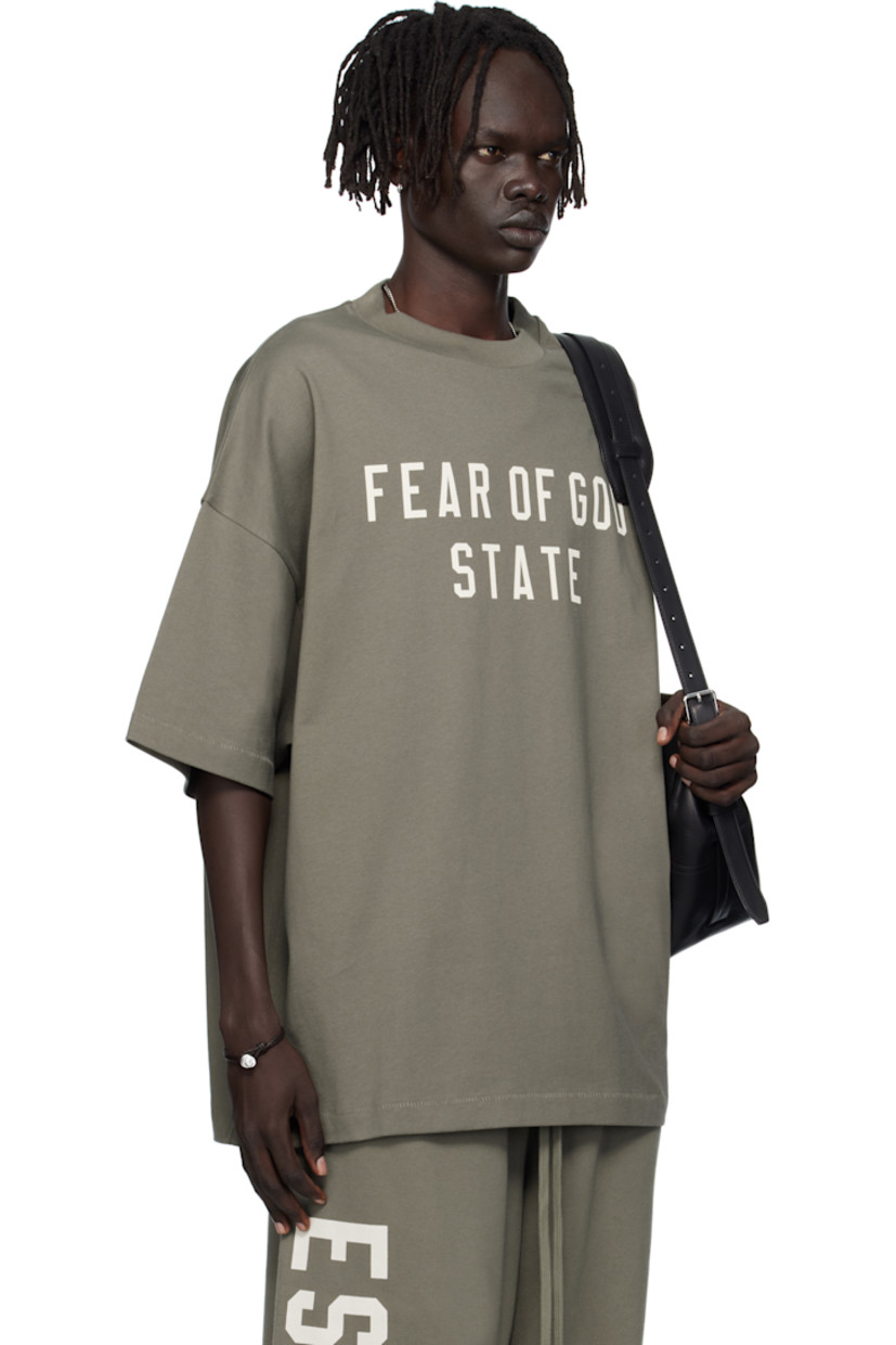 Cotton jersey T-shirt.

· Rib-knit crewneck
· Logo printed at chest
· Dropped shoulders
· Rubber logo patch at back collar

Supplier color: Moss
