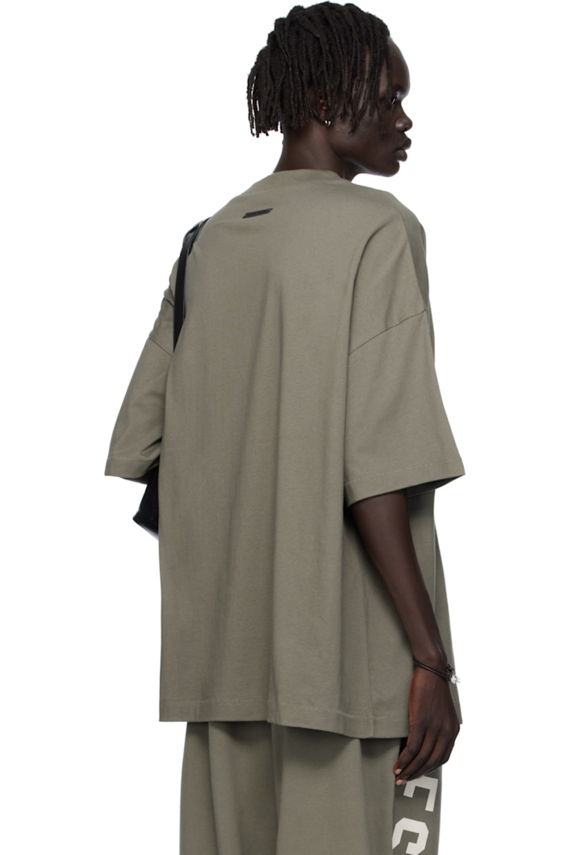 Cotton jersey T-shirt.

· Rib-knit crewneck
· Logo printed at chest
· Dropped shoulders
· Rubber logo patch at back collar

Supplier color: Moss
