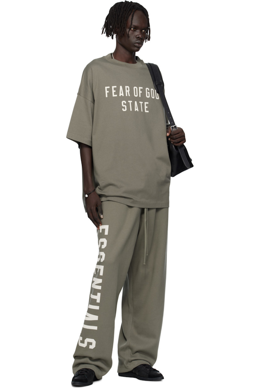 Cotton jersey T-shirt.

· Rib-knit crewneck
· Logo printed at chest
· Dropped shoulders
· Rubber logo patch at back collar

Supplier color: Moss