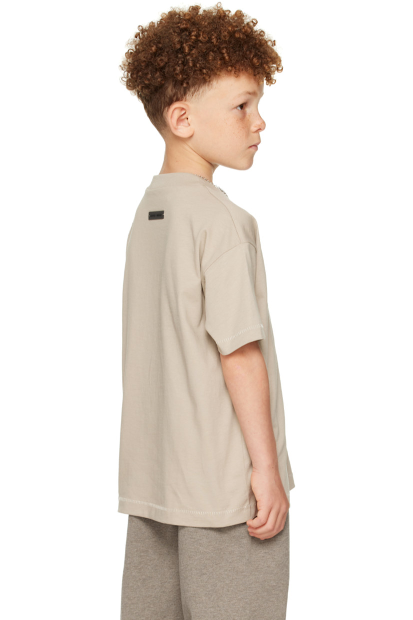 230 gsm cotton jersey T-shirt. 

· Rib-knit crewneck
· Logo bonded at front 
· Dropped shoulders
· Logo patch at back collar 
· Machine-wash 

Supplier color: Timber

Model measures 48.5" / 123 cm tall and wears size 6/7Y.

Size: child's height 
2/3Y: 36-41" / 91.5-104 cm 
4/5Y: 41-44.5" / 104-113 cm 
6/7Y: 44.5-48.5" / 113-123 cm 
8Y: 48.5-53" / 123-134.5 cm 
10Y: 53-58" / 134.5-147.5 cm 
12Y: 58-62" / 147.3-157.5 cm 
14/16Y: 63-67" / 157.5-170.2 cm