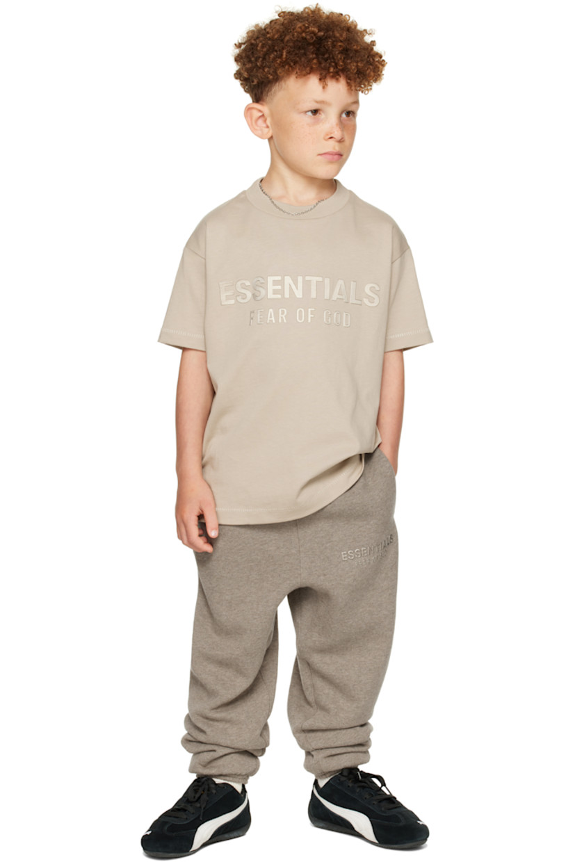 230 gsm cotton jersey T-shirt. 

· Rib-knit crewneck
· Logo bonded at front 
· Dropped shoulders
· Logo patch at back collar 
· Machine-wash 

Supplier color: Timber

Model measures 48.5" / 123 cm tall and wears size 6/7Y.

Size: child's height 
2/3Y: 36-41" / 91.5-104 cm 
4/5Y: 41-44.5" / 104-113 cm 
6/7Y: 44.5-48.5" / 113-123 cm 
8Y: 48.5-53" / 123-134.5 cm 
10Y: 53-58" / 134.5-147.5 cm 
12Y: 58-62" / 147.3-157.5 cm 
14/16Y: 63-67" / 157.5-170.2 cm