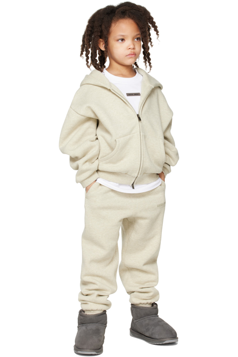 380 gsm cotton-blend fleece sweatpants.

· Drawstring at elasticized waistband 
· Two-pocket styling
· Logo patch at front
· Logo bonded at front leg
· Elasticized cuffs
· Machine-wash

Supplier color: Heather stone

Model measures 46" / 116.8 cm tall and wears size 6/7Y.

Size: child's height 
2/3Y: 36-41" / 91.5-104 cm 
4/5Y: 41-44.5" / 104-113 cm 
6/7Y: 44.5-48.5" / 113-123 cm 
8Y: 48.5-53" / 123-134.5 cm 
10Y: 53-58" / 134.5-147.5 cm 
12Y: 58-62" / 147.3-157.5 cm 
14/16Y: 63-67" / 157.5-170.2 cm