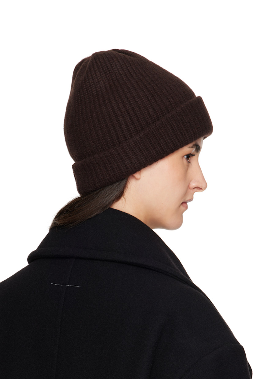 Rib-knit cashmere beanie.

· Rolled brim
· White stitching at back face

Supplier color: Tapenade