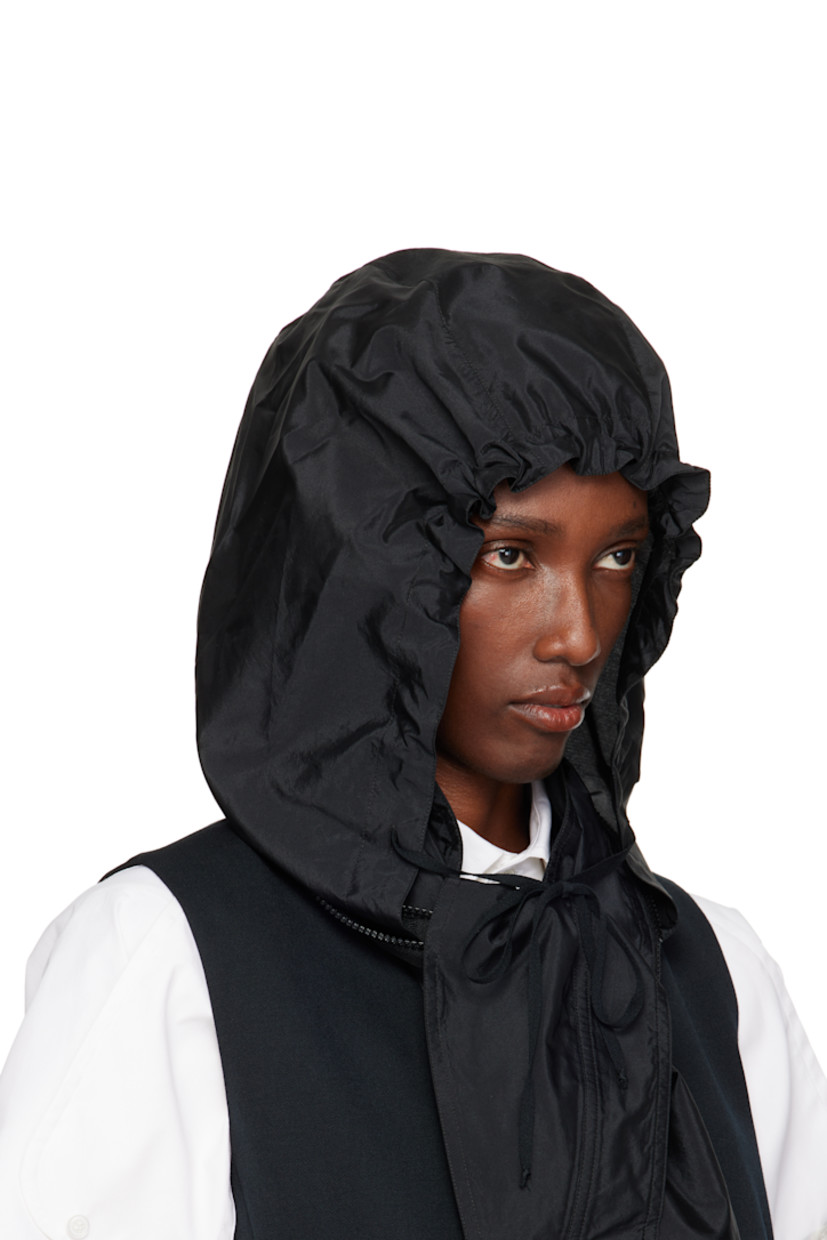 Taffeta scarf.

· Drawstring at stowaway hood 
· White stitching at back face
· L60" x W16.5"

Supplier color: Black