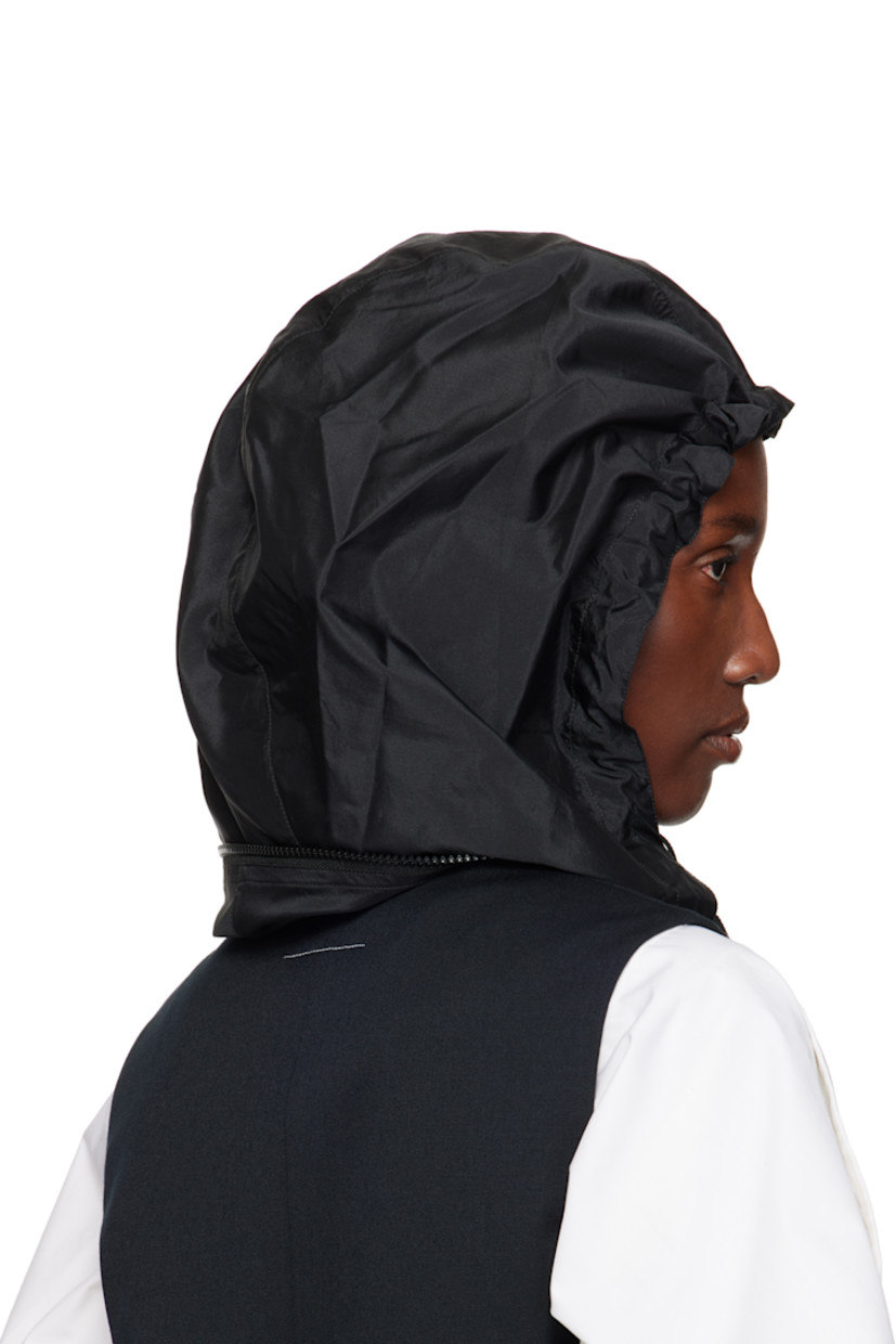 Taffeta scarf.

· Drawstring at stowaway hood 
· White stitching at back face
· L60" x W16.5"

Supplier color: Black