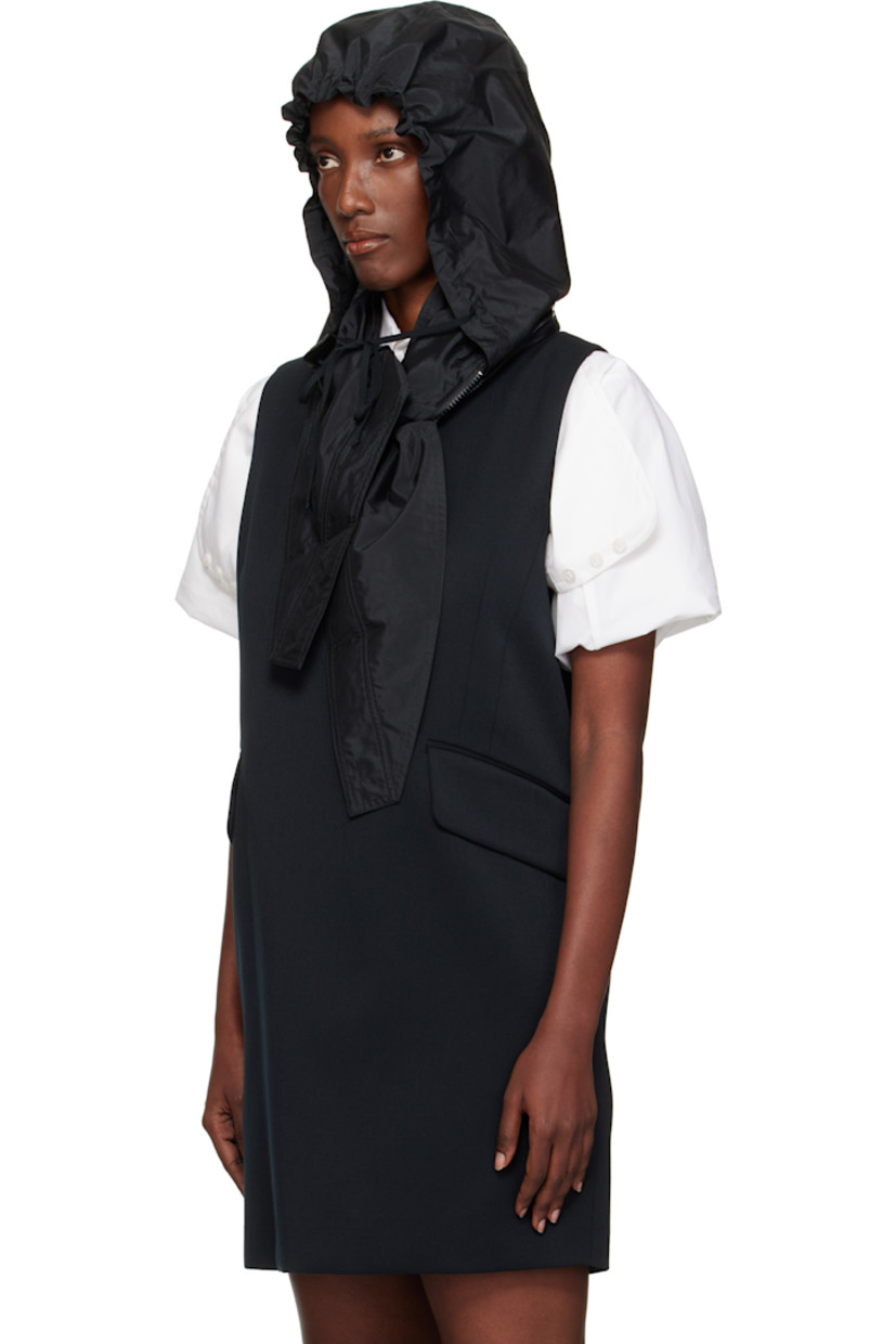 Taffeta scarf.

· Drawstring at stowaway hood 
· White stitching at back face
· L60" x W16.5"

Supplier color: Black