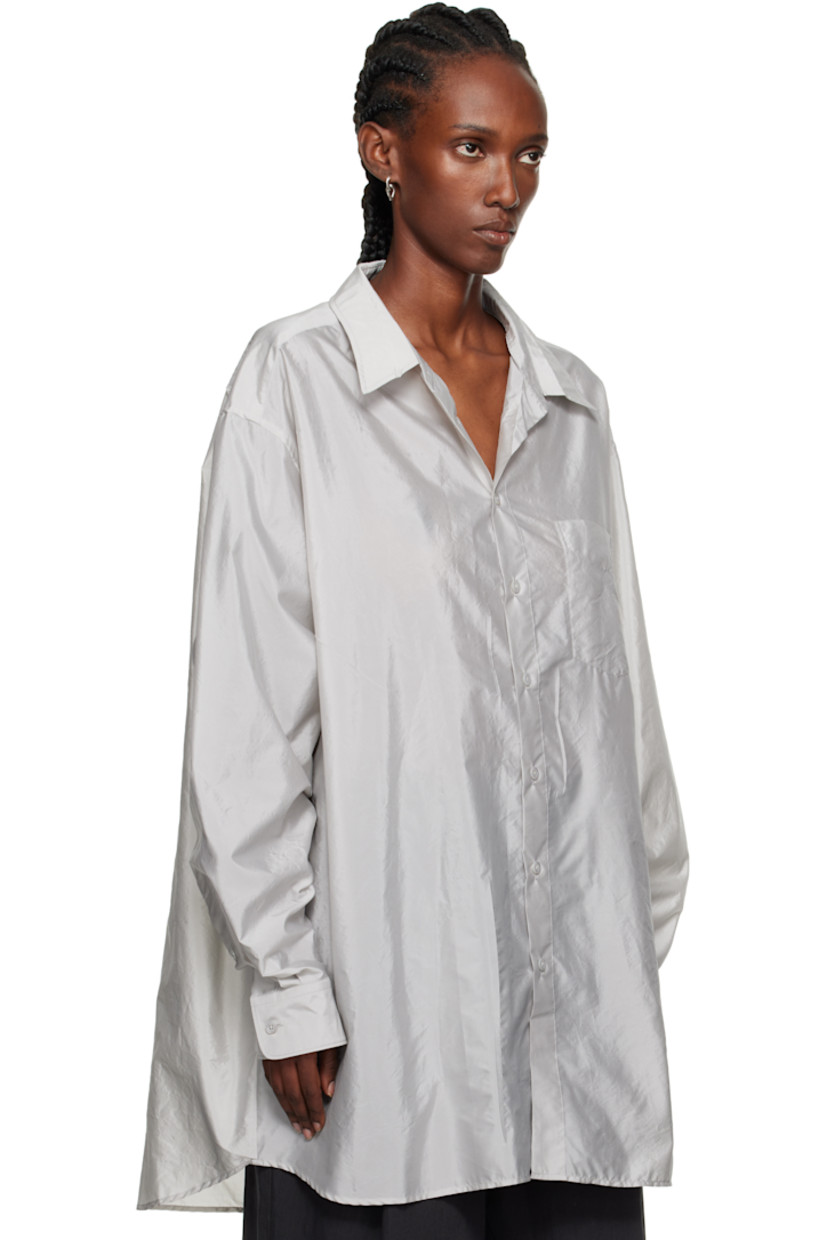 Sateen shirt.

· Spread collar
· Button closure
· Patch pocket at chest
· Shirttail hem
· Dropped shoulders
· Buttoned barrel cuffs
· White stitching at back collar
· Twin pleats at back yoke

Supplier color: Pearl grey
