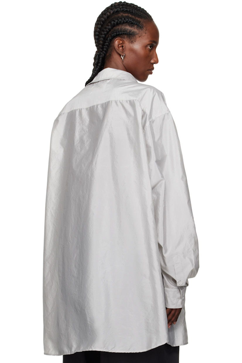 Sateen shirt.

· Spread collar
· Button closure
· Patch pocket at chest
· Shirttail hem
· Dropped shoulders
· Buttoned barrel cuffs
· White stitching at back collar
· Twin pleats at back yoke

Supplier color: Pearl grey