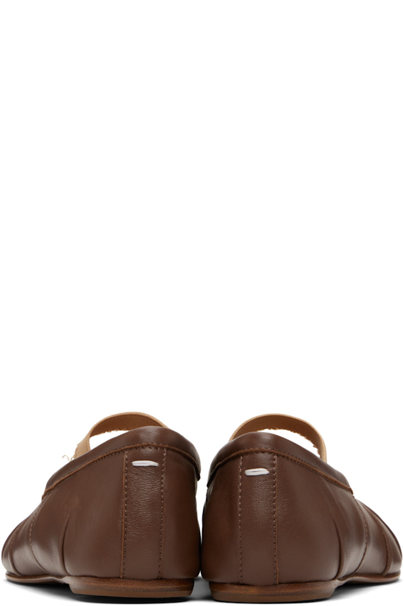 Buffed lambskin ballerina flats.

· Square cleft toe
· Knotted accent at vamp
· Raw edge at elasticized strap
· Gathering at sides
· Signature white stitch at heel
· Logo printed at lambskin footbed
· Smooth calfskin sole with rubber injection

Supplier color: Warm coffee/Nude
