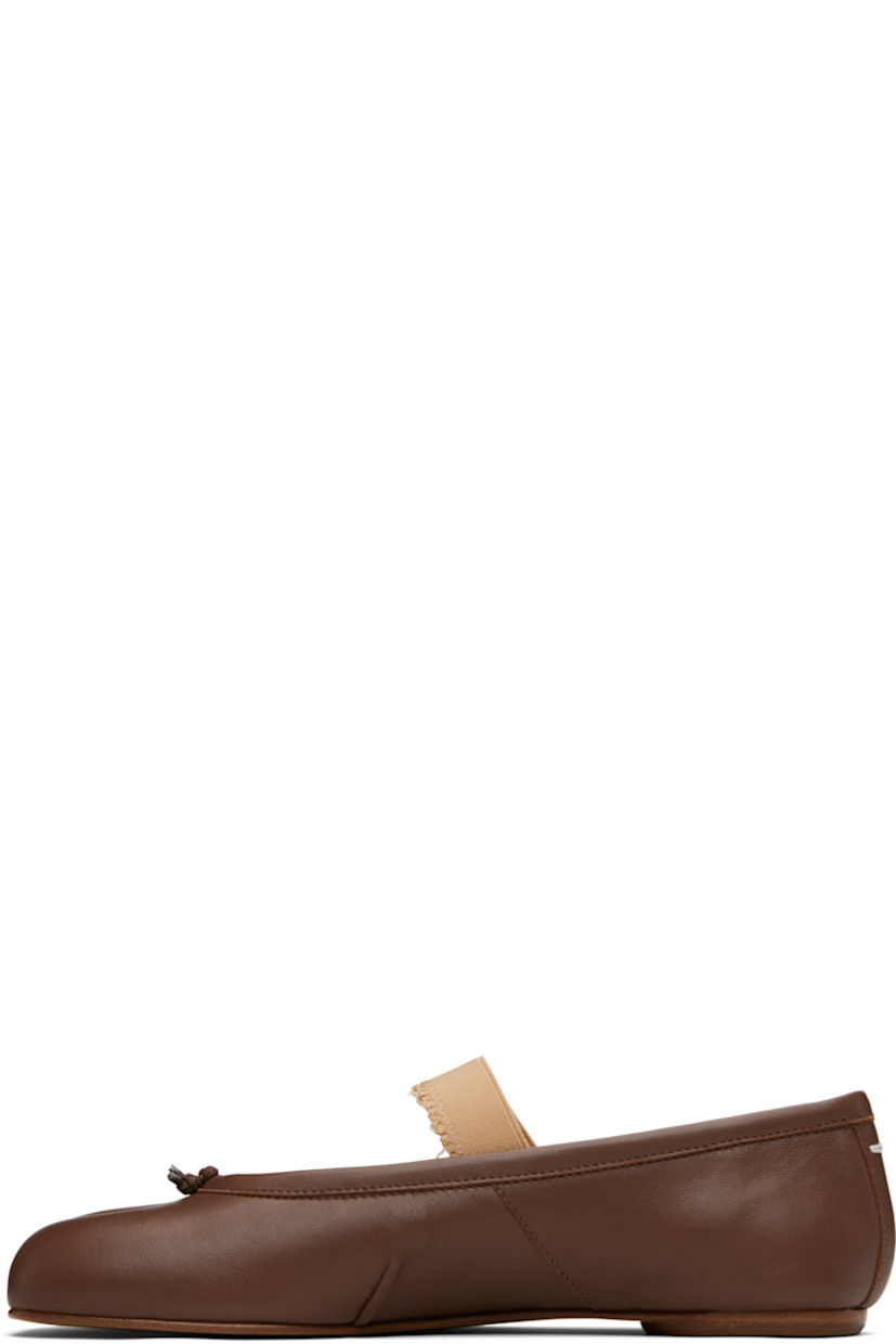 Buffed lambskin ballerina flats.

· Square cleft toe
· Knotted accent at vamp
· Raw edge at elasticized strap
· Gathering at sides
· Signature white stitch at heel
· Logo printed at lambskin footbed
· Smooth calfskin sole with rubber injection

Supplier color: Warm coffee/Nude