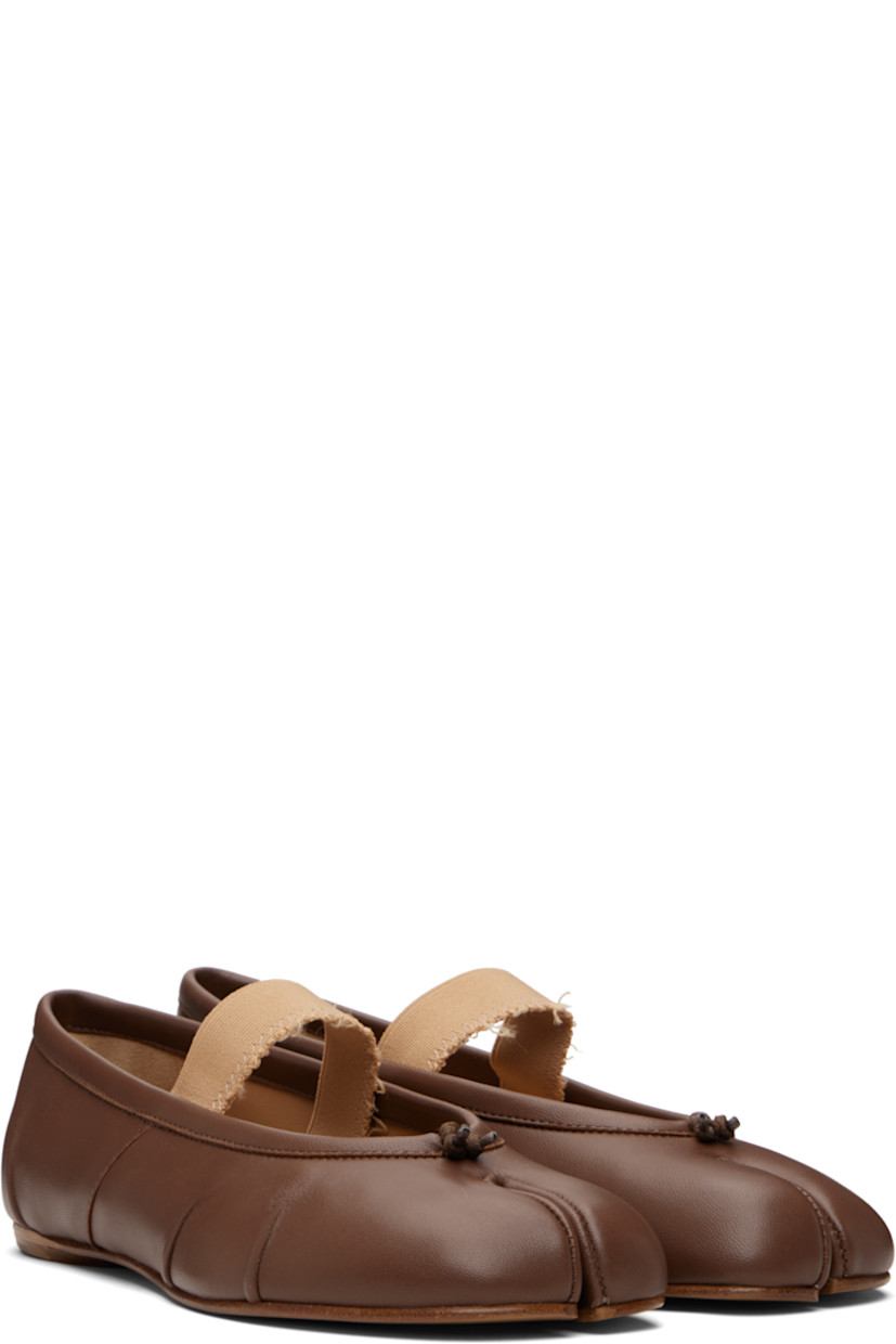 Buffed lambskin ballerina flats.

· Square cleft toe
· Knotted accent at vamp
· Raw edge at elasticized strap
· Gathering at sides
· Signature white stitch at heel
· Logo printed at lambskin footbed
· Smooth calfskin sole with rubber injection

Supplier color: Warm coffee/Nude