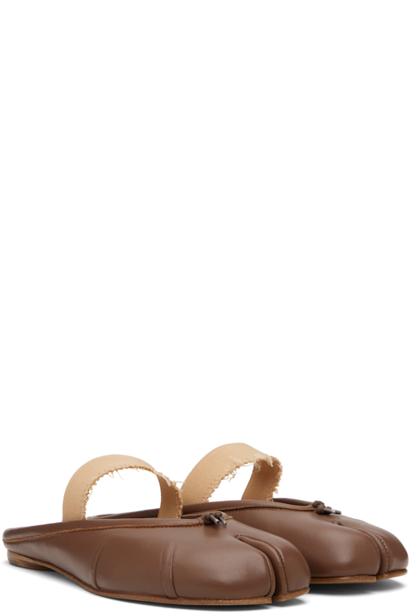 Grained sheepskin slip-on flats.

· Square cleft toe 
· Knotted accent at vamp
· Elasticized strap with raw edge 
· Handcrafted pleats at sides
· Signature white stitching at inner sides
· Logo stamp at padded calfskin footbed
· Sheepskin lining
· Calfskin sole with rubber injection

Supplier color: Warm coffee/Nude