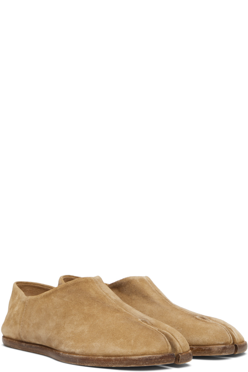 Calfskin suede loafers.

· Square cleft toe
· White stitching at heel
· Collapsible heel counter
· Buffed lambskin lining
· Calfskin sole with rubber injection

Supplier color: Medal bronze