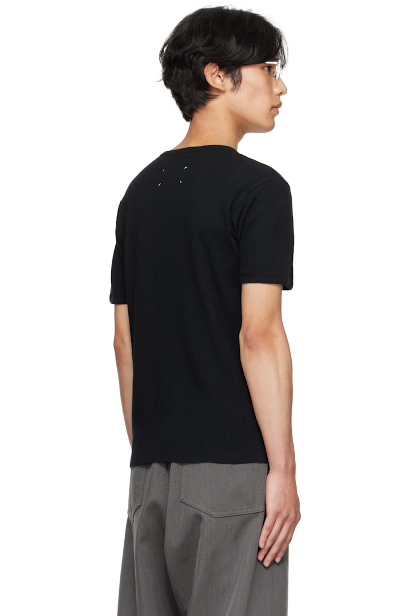 Cotton ribbed jersey T-shirt. 

· Crewneck
· Logo patch at chest 
· White stitching at back collar

Supplier color: Black