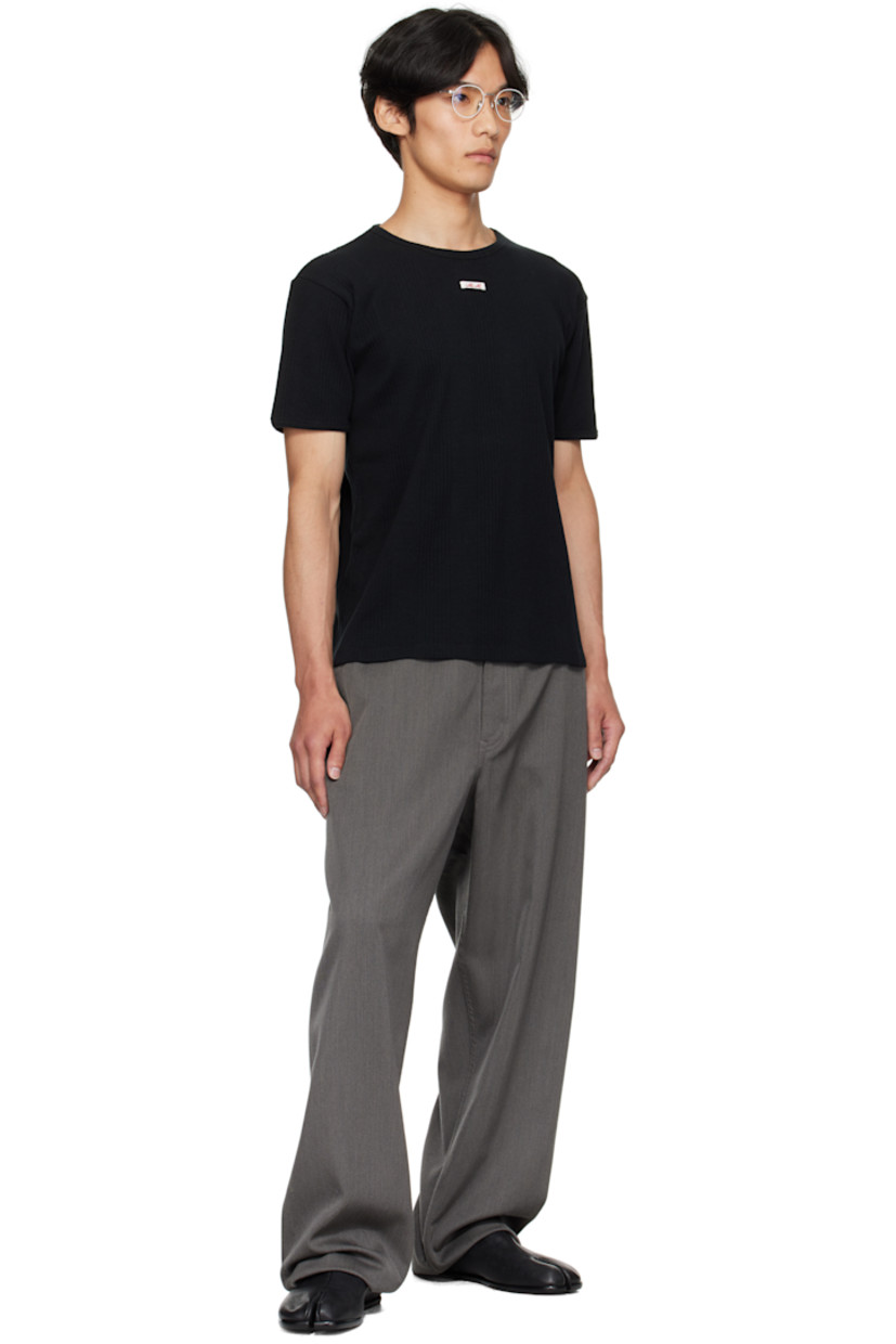 Cotton ribbed jersey T-shirt. 

· Crewneck
· Logo patch at chest 
· White stitching at back collar

Supplier color: Black