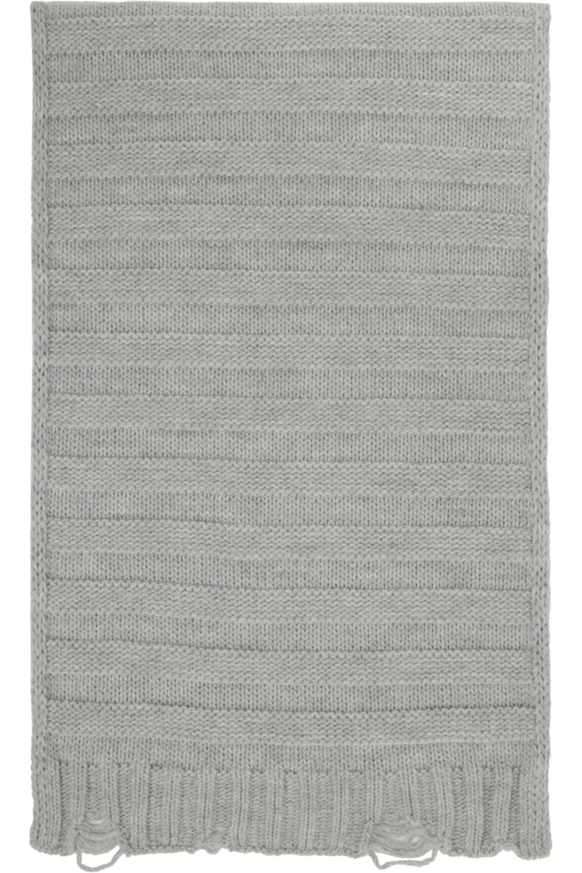 Rectangular 5-gauge knit virgin wool-blend scarf. 

· Logo patch at face
· Raw edge at ends 
· L66" x W16"

Supplier color: Light grey melange