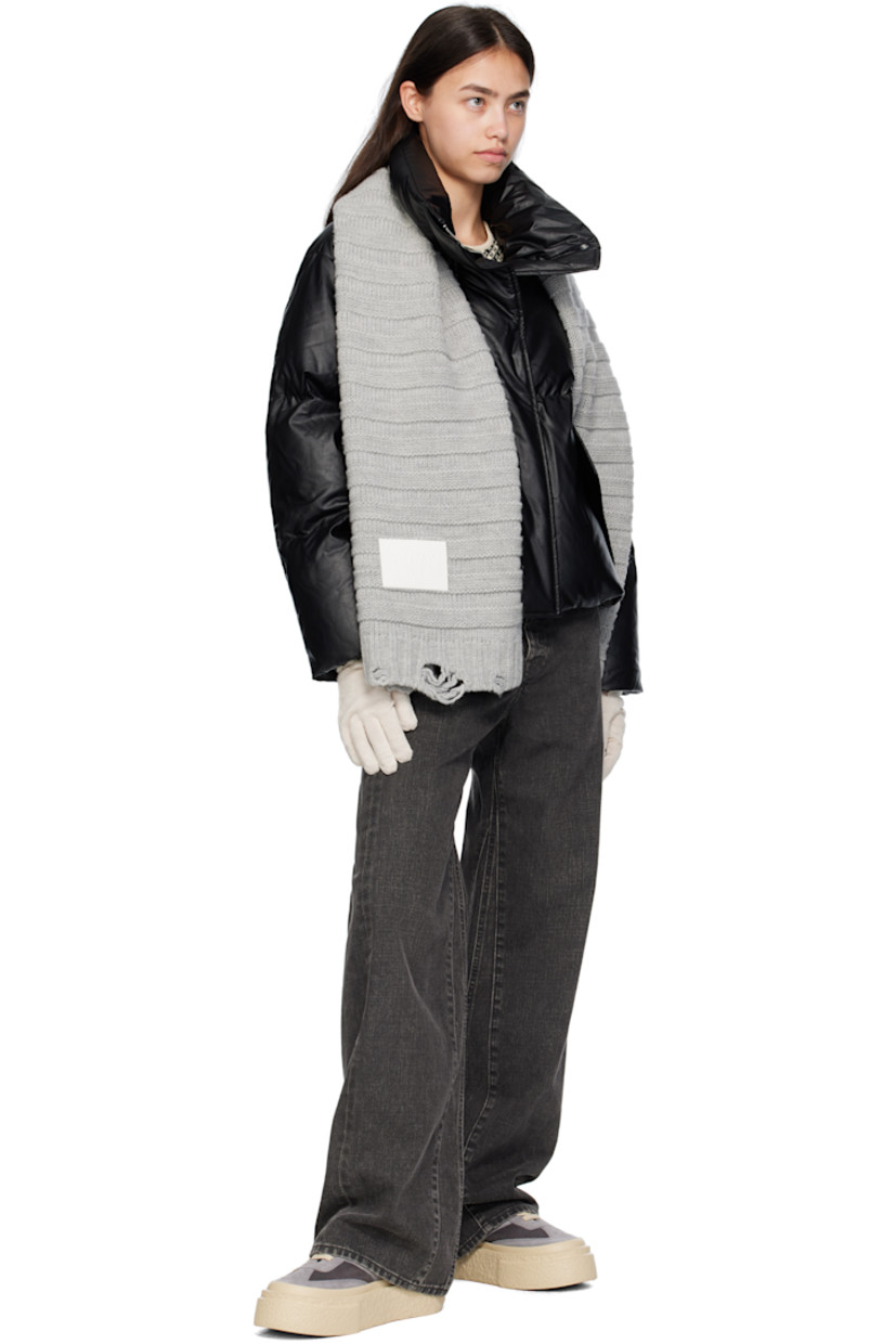 Rectangular 5-gauge knit virgin wool-blend scarf. 

· Logo patch at face
· Raw edge at ends 
· L66" x W16"

Supplier color: Light grey melange