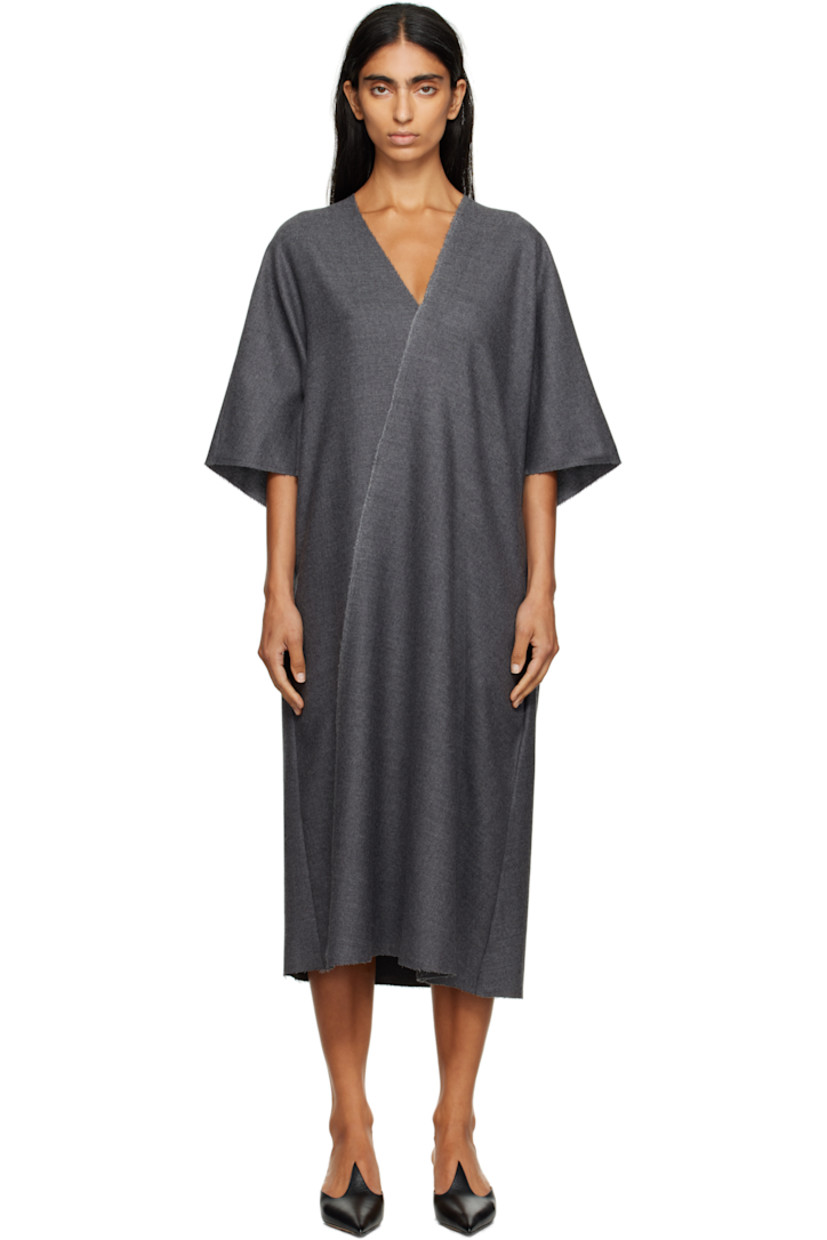 Virgin wool flannel midi dress.

· Raw edges throughout
· V-neck
· Seam pockets at waist
· White stitching at back

Supplier color: Dark grey