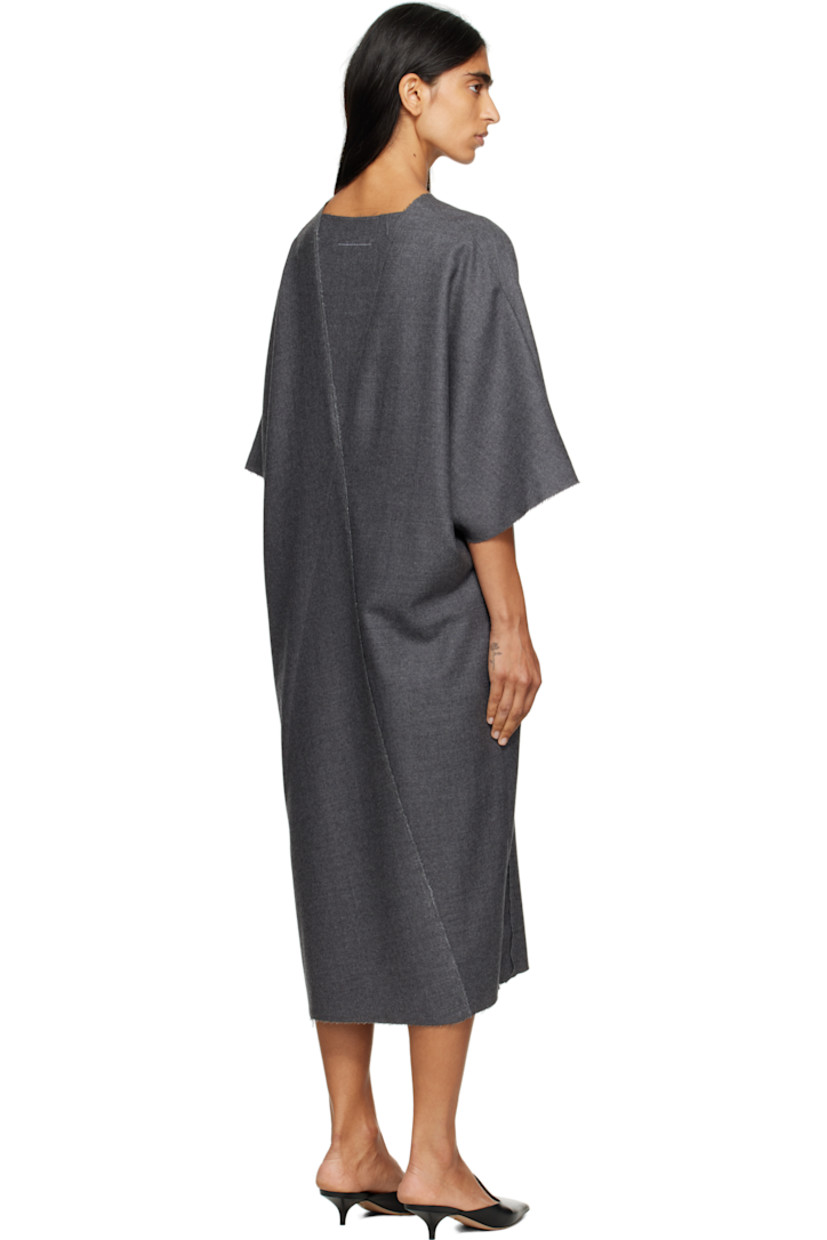 Virgin wool flannel midi dress.

· Raw edges throughout
· V-neck
· Seam pockets at waist
· White stitching at back

Supplier color: Dark grey