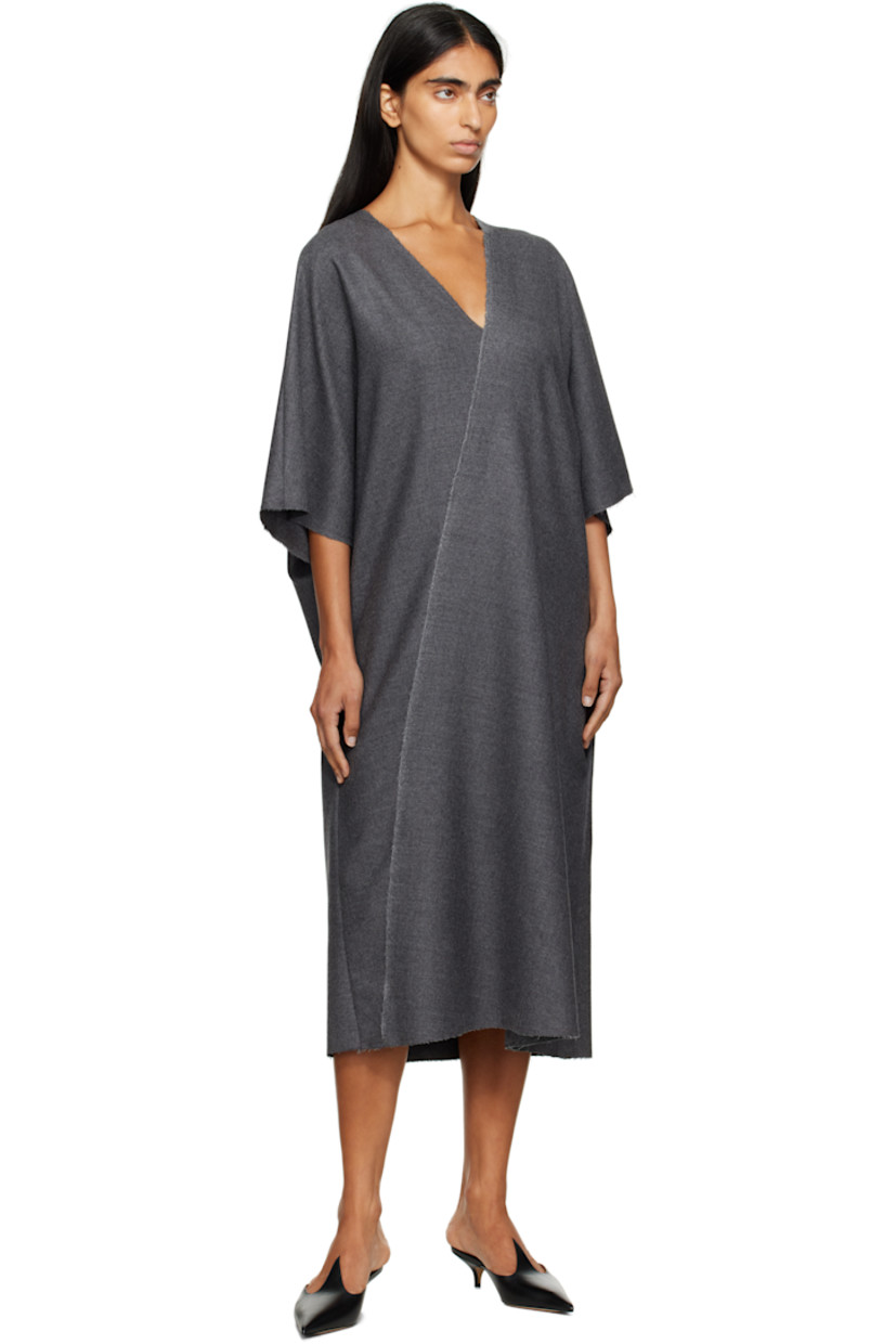 Virgin wool flannel midi dress.

· Raw edges throughout
· V-neck
· Seam pockets at waist
· White stitching at back

Supplier color: Dark grey