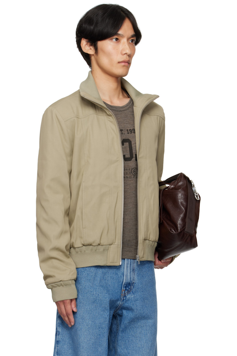 Insulated viscose twill jacket. 

· Rib-knit stand collar, hem, and cuffs
· Zip closure
· Welt pockets at front 
· White stitching at back collar 
· Welt pocket at interior 
· Full satin lining 

Supplier color: Trench beige