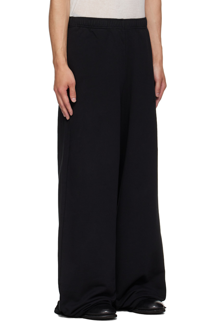 French terry sweatpants.

· Wide-leg 
· Concealed drawstring at elasticized waistband
· Three-pocket styling
· Logo embroidered at front 
· Raw edge at cuffs
· White stitching at back waist

Supplier color: Black