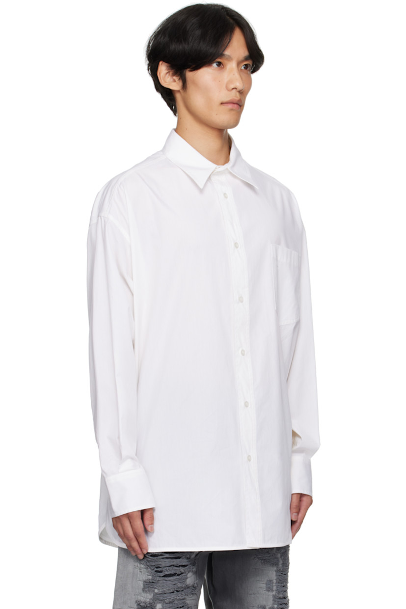 Cotton poplin shirt. 

· Spread collar 
· Button closure
· Patch pocket at chest
· Logo patch at front hem 
· Shirttail hem
· Dropped shoulders
· Buttoned barrel cuffs
· White stitching at back collar
· Twin pleats at back yoke 

Supplier color: White