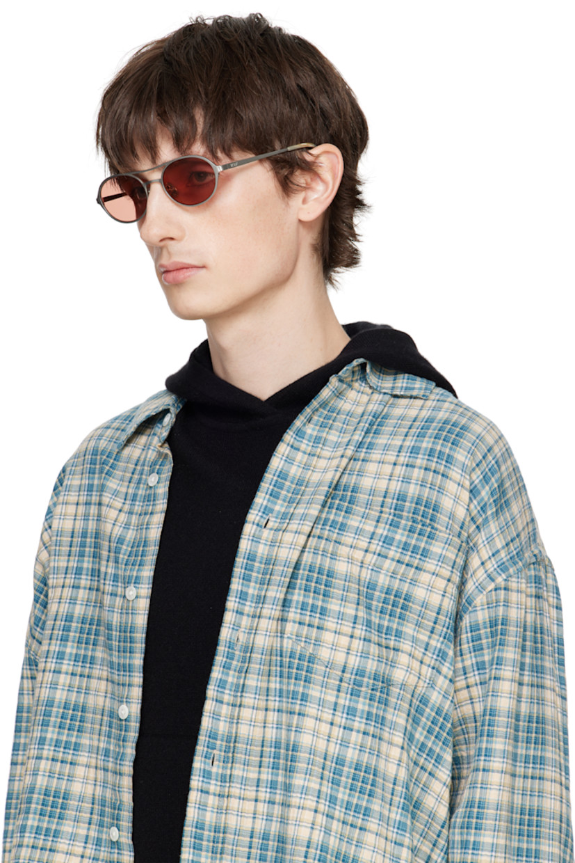 Oval metal-frame sunglasses in silver tone.

· Pink lenses
· Top bar
· Adjustable rubber nose pads
· Logo engraved at temples
· Acetate temple tips
· Includes pouch
· Size: 53.19 145

Supplier color: Boogie