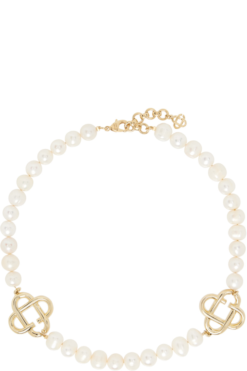 Beaded freshwater pearl necklace in white.

· Logos at front
· Logo charm at adjustable lobster clasp
· Gold-tone brass hardware
· L22.5"

Supplier color: Gold/Pearl