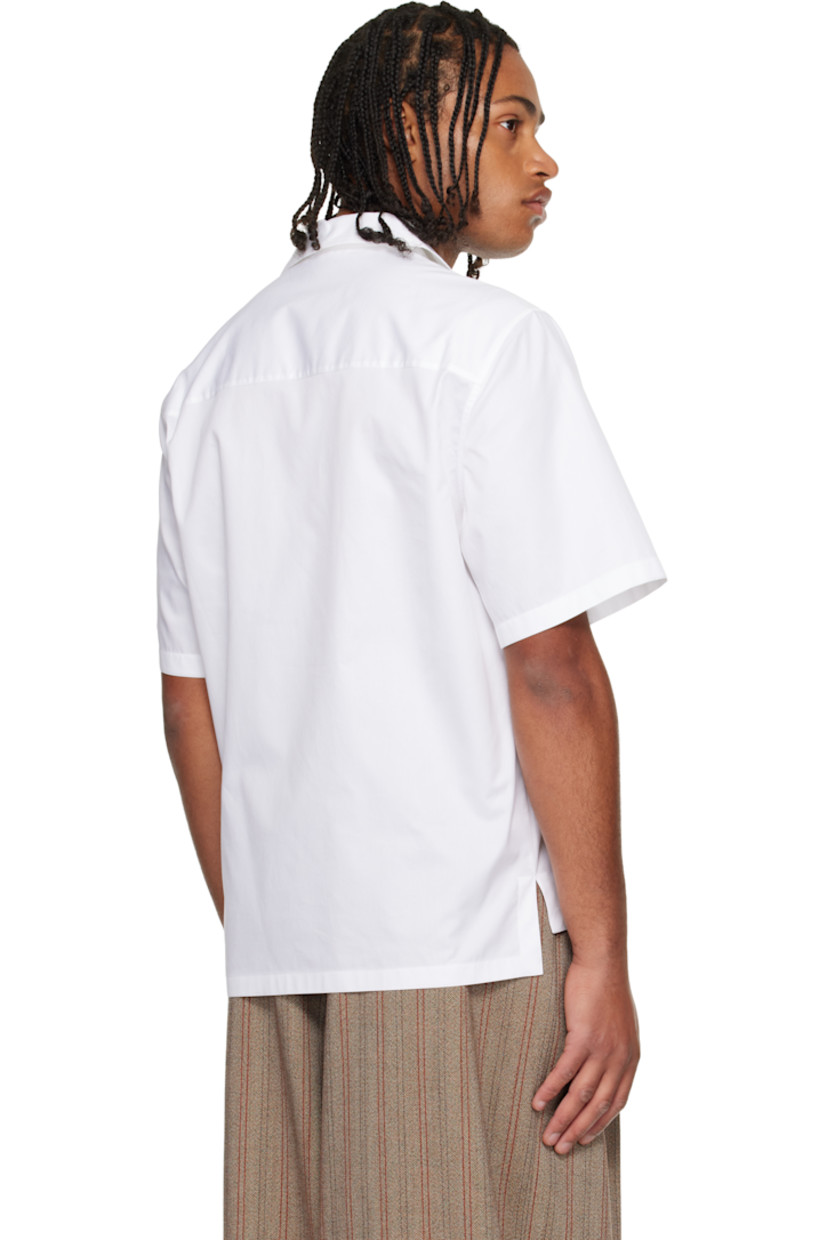 Cotton poplin shirt. 

· Open spread collar 
· Button closure 
· Embroidered logo graphic at patch pocket 
· Tennis-tail hem 

Supplier color: White