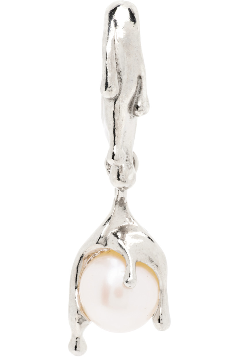 Handcrafted single drop earring in sterling silver.

· Graphic with freshwater pearl at drop
· Hinged-post fastening
· H1" x W0.5"

Supplier color: Rhodium vermeil