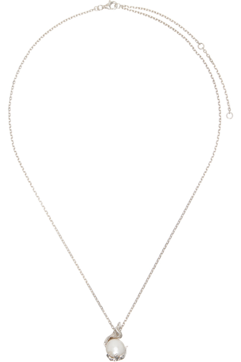 Cable chain necklace in rhodium-plated sterling silver.

· Freshwater pearl pendant
· Logo disc at adjustable lobster-clasp fastening 
· L21"

Available exclusively at SSENSE.

Supplier color: Rhodium vermeil