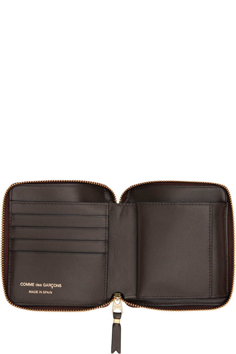 Buffed leather wallet in brown.

· Zip closure
· Four card slots at interior
· One patch pocket
· One note slot
· Press-stud coin compartment
· Grained leather lining
· H4.75" x W4.25" x D1"

Supplier color: Brown