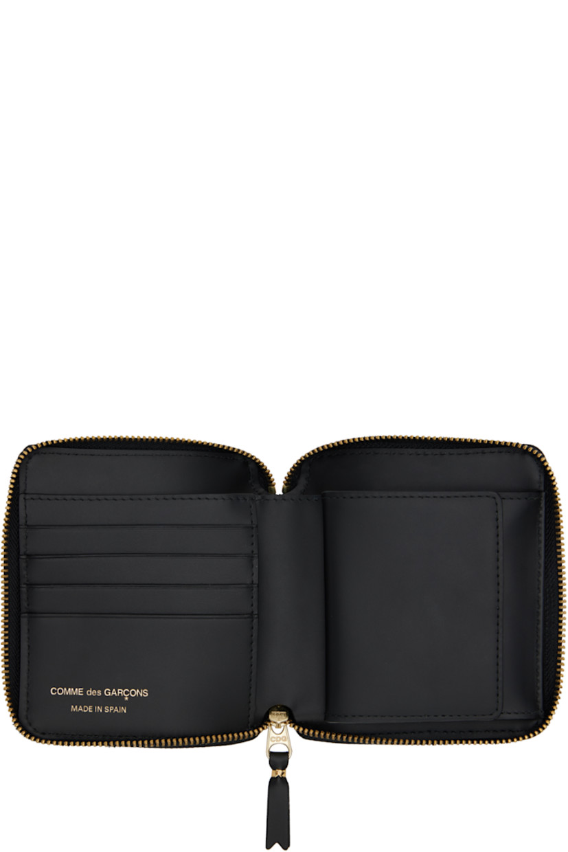 Buffed leather wallet in black.

· Bow accent at face
· Zip closure
· Four card slots at interior
· One patch pocket
· One note slot
· Press-stud coin compartment
· Grained leather lining
· H4.75" x W4.25" x D1"

Supplier color: Black