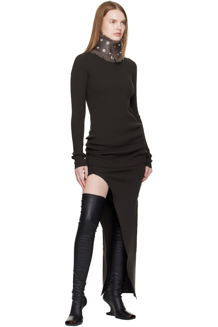 Shearling neck band.

· Press-studs throughout 
· Adjustable press-stud fastening 
· Silver-tone hardware
· L21.5" x W4"

Supplier color: Dark dust