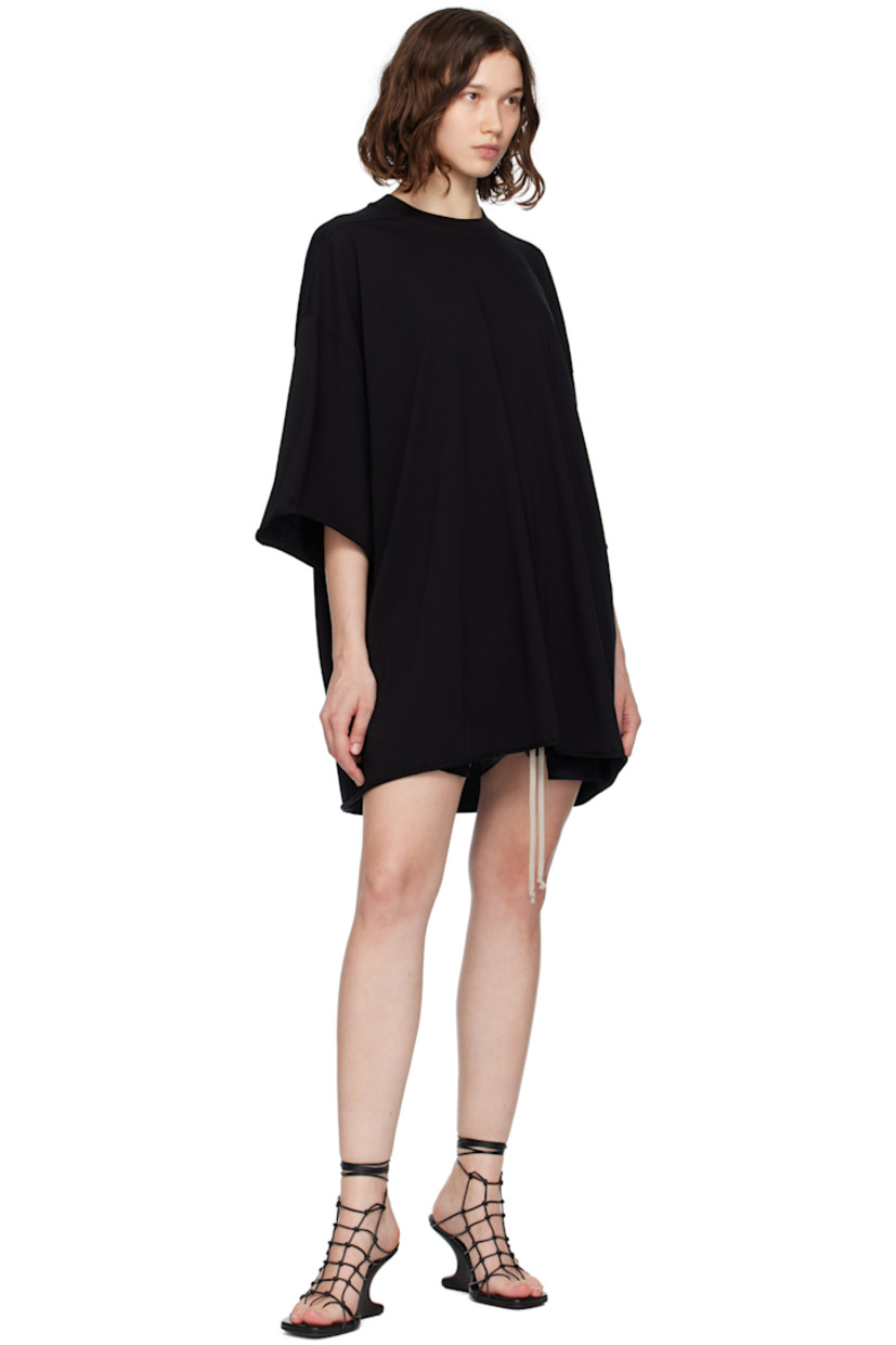 GOTS-certified organic cotton jersey T-shirt.

· Rib-knit crewneck
· Rolled edge at hem and cuffs
· Dropped shoulders
· Central seam at back

Supplier color: Black