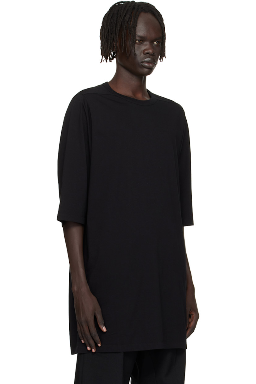 Organic cotton jersey T-shirt.

· Oversized
· GOTS-certified organic cotton
· Rib-knit crewneck
· Offset seam at shoulders
· Central seam at back

Supplier color: Black