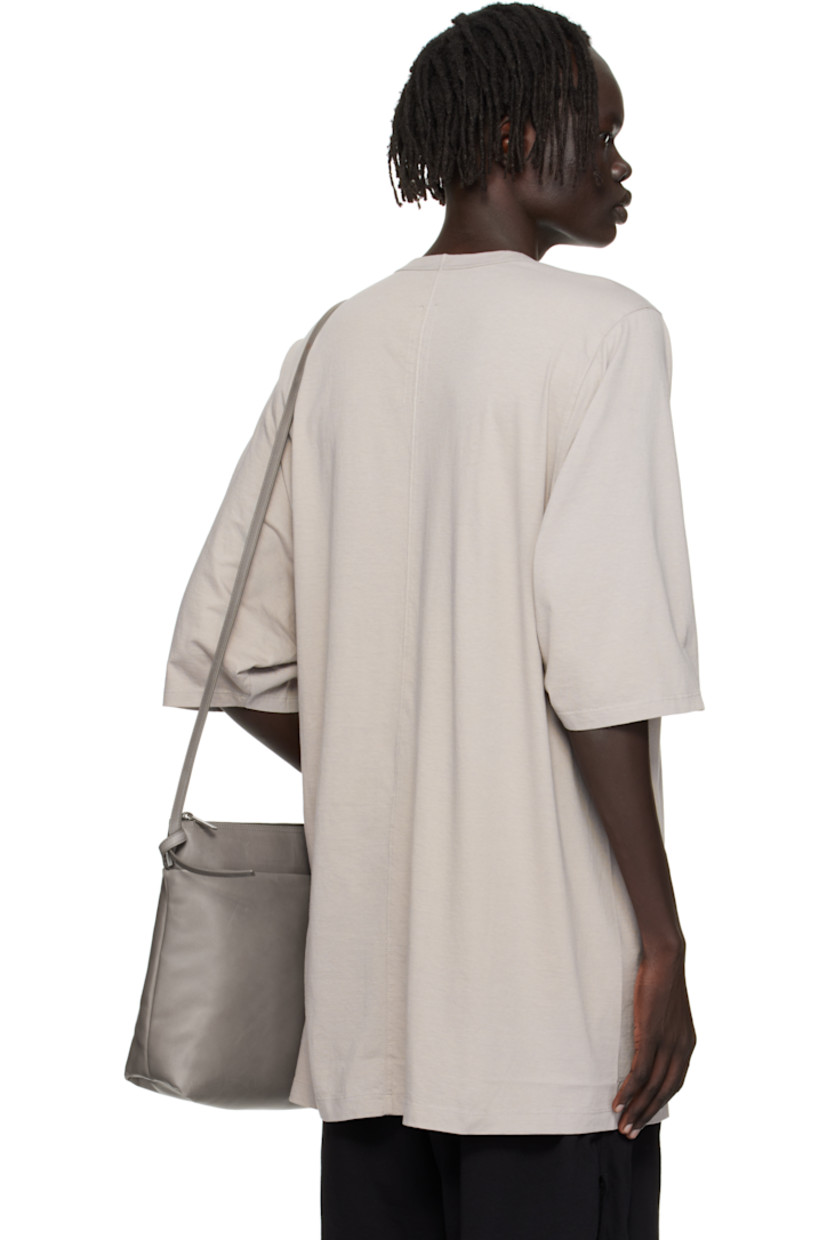 Organic cotton jersey T-shirt.

· Oversized
· GOTS-certified organic cotton
· Rib-knit crewneck
· Offset seam at shoulders
· Central seam at back

Supplier color: Pearl