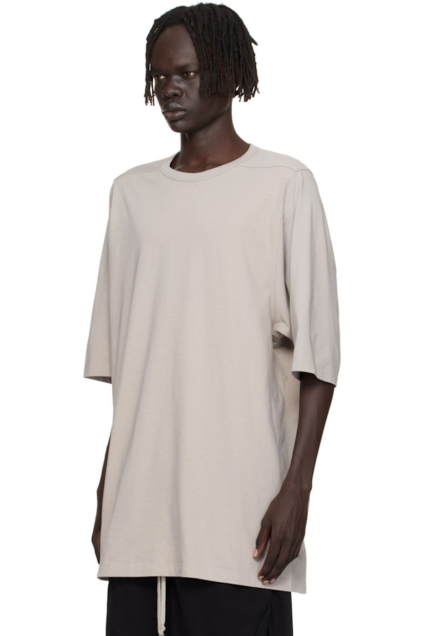 Organic cotton jersey T-shirt.

· Oversized
· GOTS-certified organic cotton
· Rib-knit crewneck
· Offset seam at shoulders
· Central seam at back

Supplier color: Pearl
