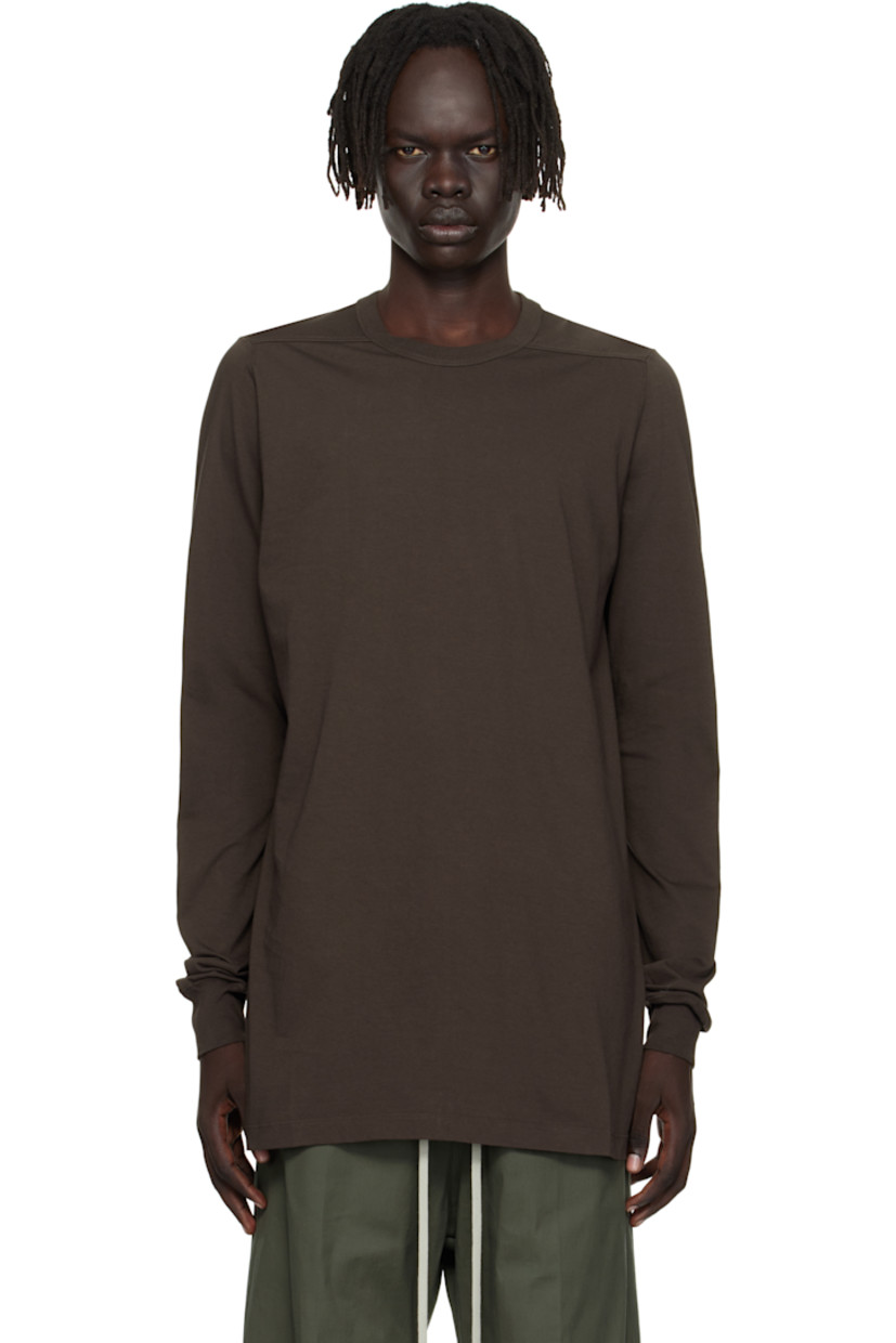 Organic cotton jersey T-shirt.

· GOTS-certified organic cotton
· Rib-knit crewneck and cuffs
· Offset seam at shoulders
· Central seam at back

Supplier color: Dark dust