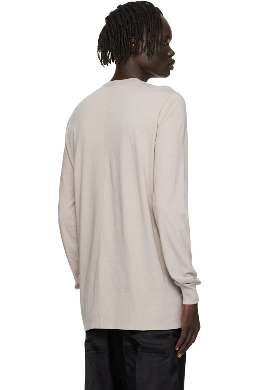 Organic cotton jersey T-shirt.

· GOTS-certified organic cotton
· Rib-knit crewneck and cuffs
· Offset seam at shoulders
· Central seam at back

Supplier color: Pearl